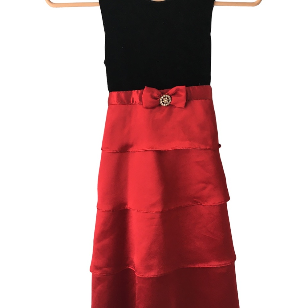 Girls Formal Sleeveless Dress with Bow and Sash. Girls Size 7.